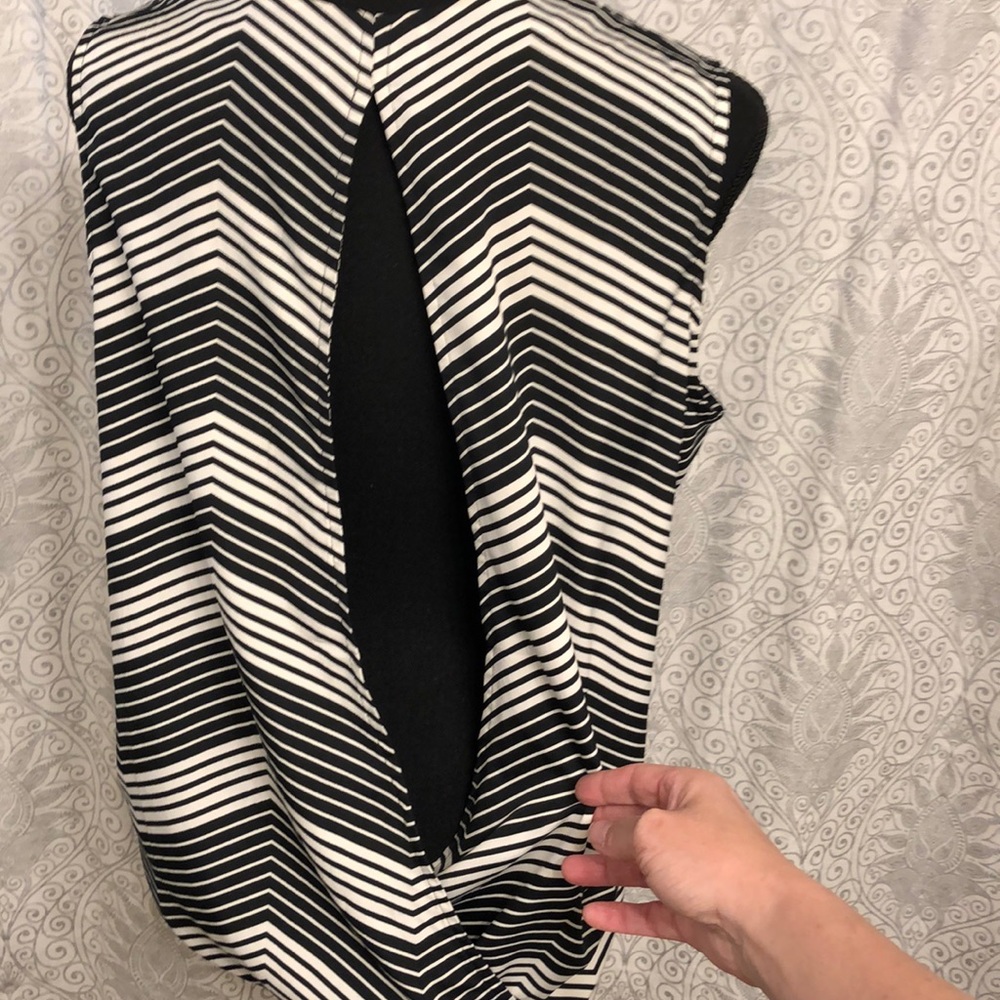 Banana Republic Open Back Black & White Top - Picture 2 of 8